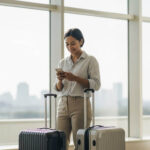 Traslado en taxi al aeropuerto con pasajero organizado y maletas, representando la planificación anticipada y un viaje sin estrés.